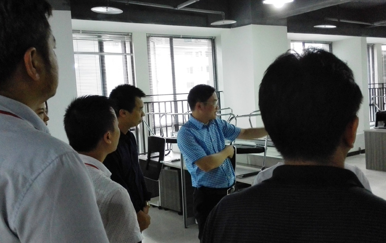 赖区长鼓励重庆永利欢乐娱人城网络公司要多进行创新，并就永利欢乐娱人城未来发展方向做出重要指示。