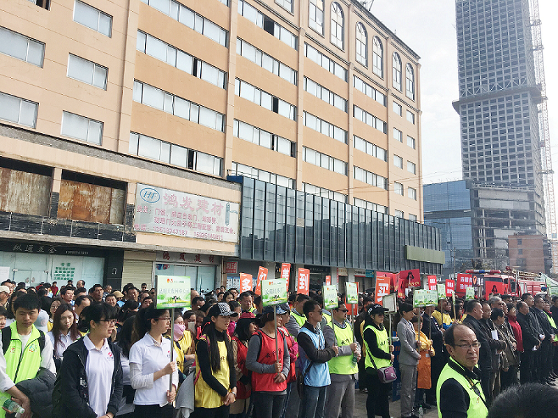 2017年3月5日，是我国第54个学雷锋纪念日。3月份的春天万物复苏，百花齐放。阳光透过淡薄的云层照耀着大地，它的万道金光愉快地普照着万物。春风拂面,是那么清柔,那么亲切,就像是雷锋的精神一直温暖着、鼓舞着永利欢乐娱人城!