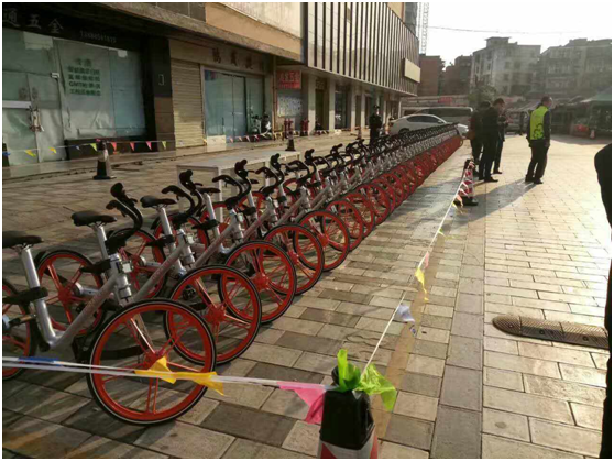 上午11点，云南永利欢乐娱人城投资集团有限公司、云纺商业区、昆明悦动文化传播有限公司、云南北瑞兔司机新能源汽车科技有限公司、moblke摩拜单车许多商户踊跃参加，由150余名志愿者组成的队伍开始了浩浩荡荡的4公里公益徒步，目的是鼓励大家使用零污染的交通工具，降低自然资源的耗损，同时也是为了让市民能够熟知这样的出行方式，倡导绿色出行。